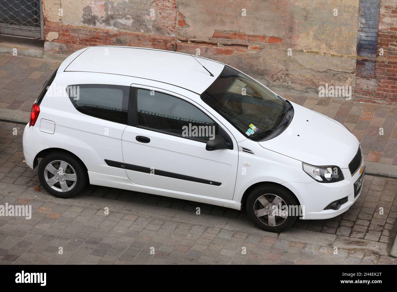 TOULOUSE, FRANKREICH - 28. SEPTEMBER 2021: Chevrolet Aveo kleines Stadtauto in einer Straße in Toulouse geparkt. Es sind 32 Millionen Autos zugelassen Stockfoto