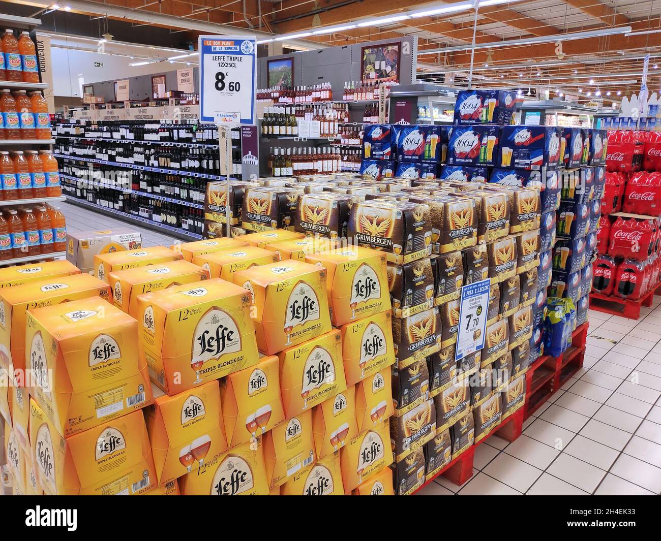 PARIS, FRANKREICH - 1. OKTOBER 2021: Belgische Bierförderung in einem Generikageschäft in Paris, Frankreich. Europäische Supermarktgänge. Stockfoto