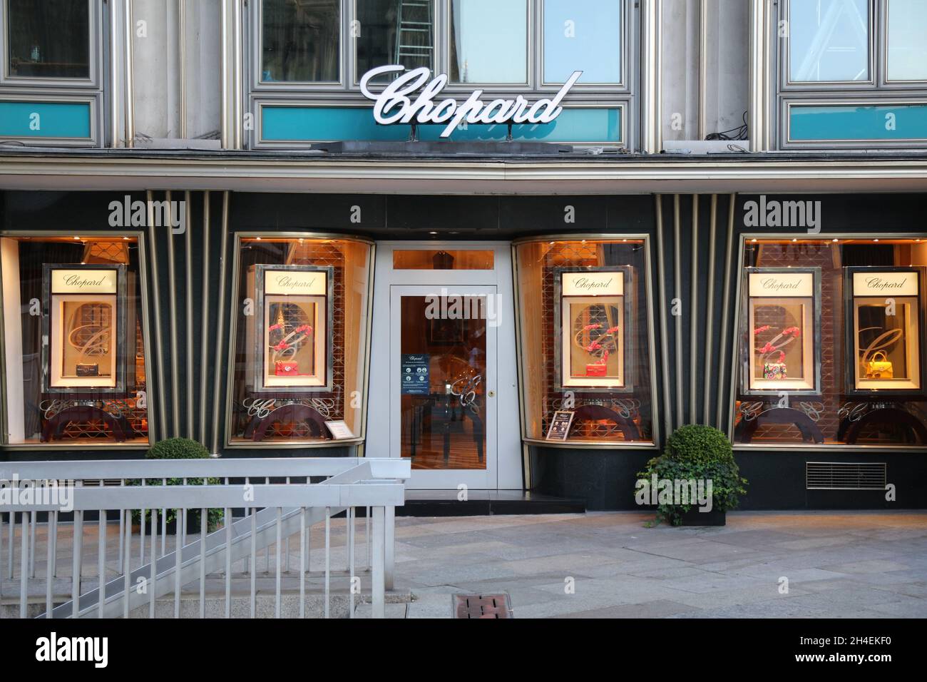 KÖLN, DEUTSCHLAND - 21. SEPTEMBER 2020: Chopard Luxus-Modegeschäft in Köln, Deutschland. Chopard ist eine Schweizer Marke für Uhren, Schmuck und Accessoires Stockfoto