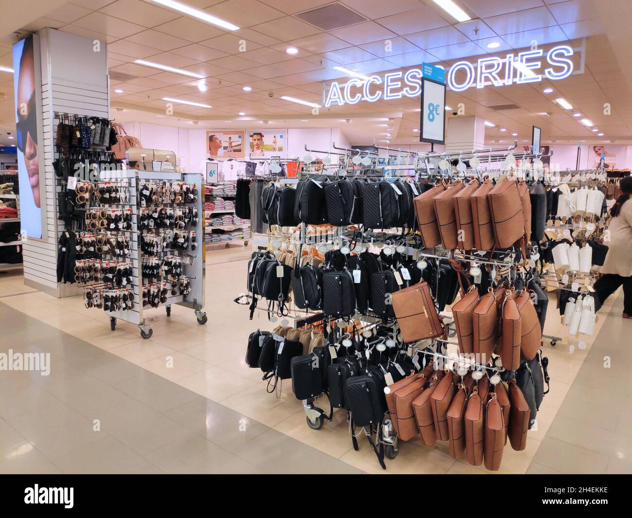 KÖLN, 19. SEPTEMBER 2021: Lederwaren, Accessoires und Handtaschen in einem  Primark Markengeschäft in Köln Stockfotografie - Alamy