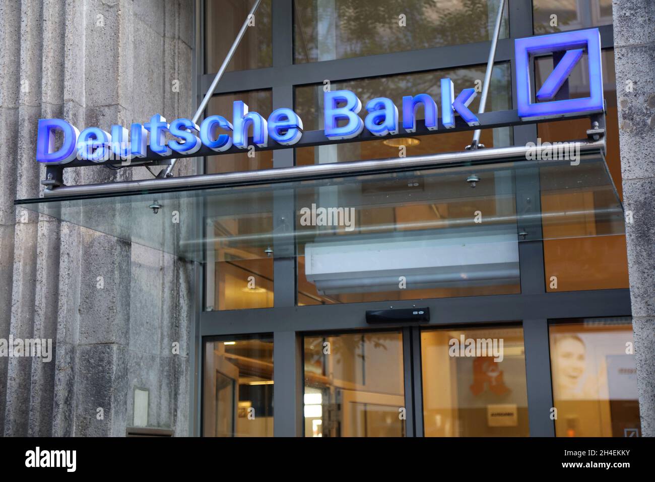 MULHEIM a.d. RUHR, DEUTSCHLAND - 21. SEPTEMBER 2020: Deutsche Bank  Niederlassung in Dortmund, Deutschland. Die Deutsche Bank gehört zu den 20  größten Bankengruppen im wo Stockfotografie - Alamy
