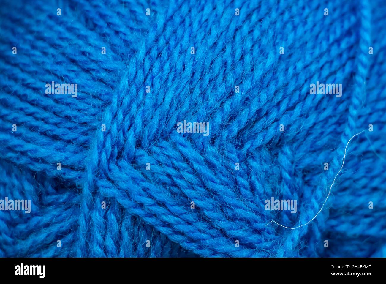 Textur aus blauen weichen Wollfäden für das Stricken in Nahaufnahme. Stockfoto