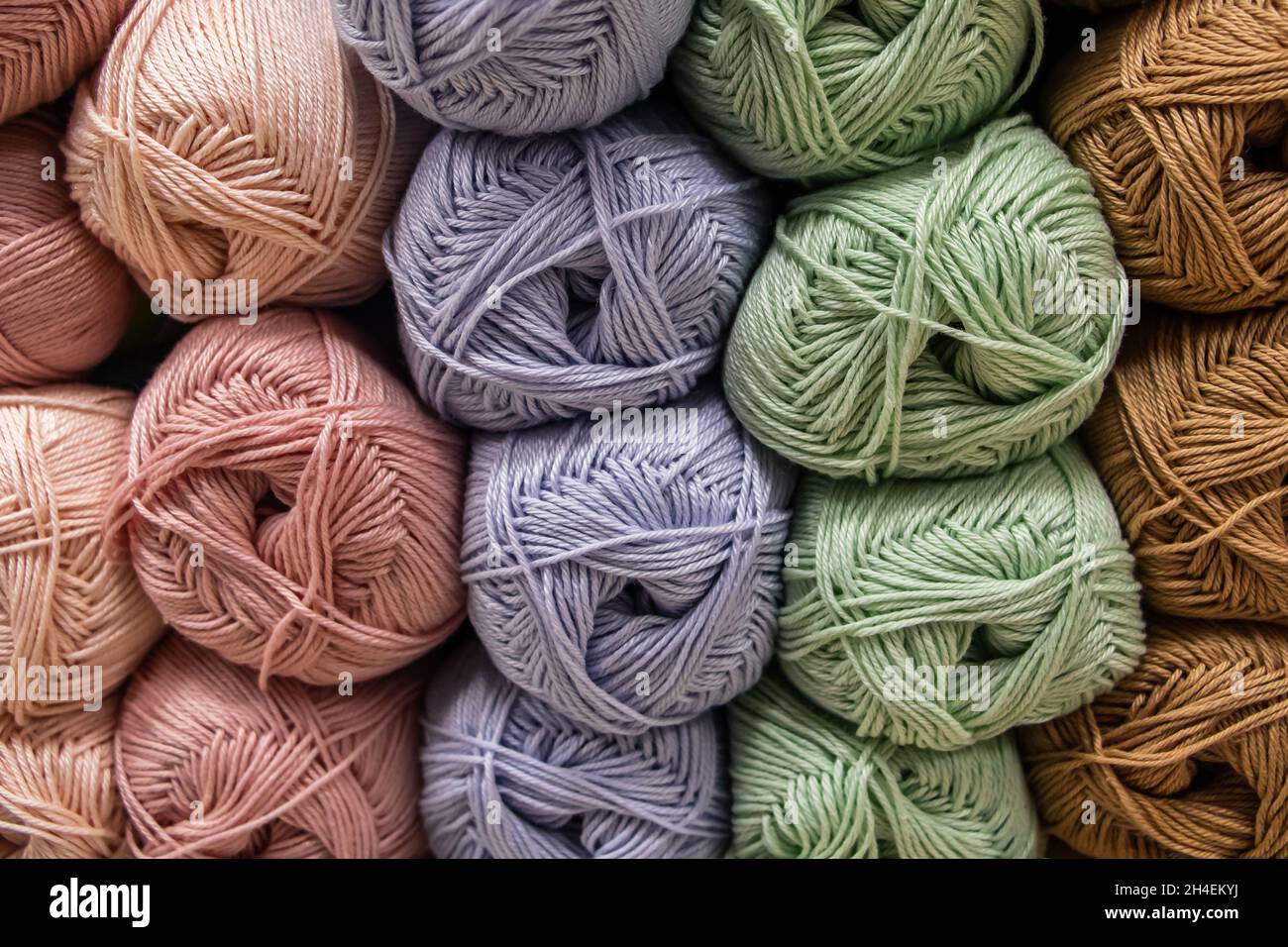 Hintergrund aus mehrfarbigen flauschigen Wollfäden zum Stricken Nahaufnahme. Stockfoto