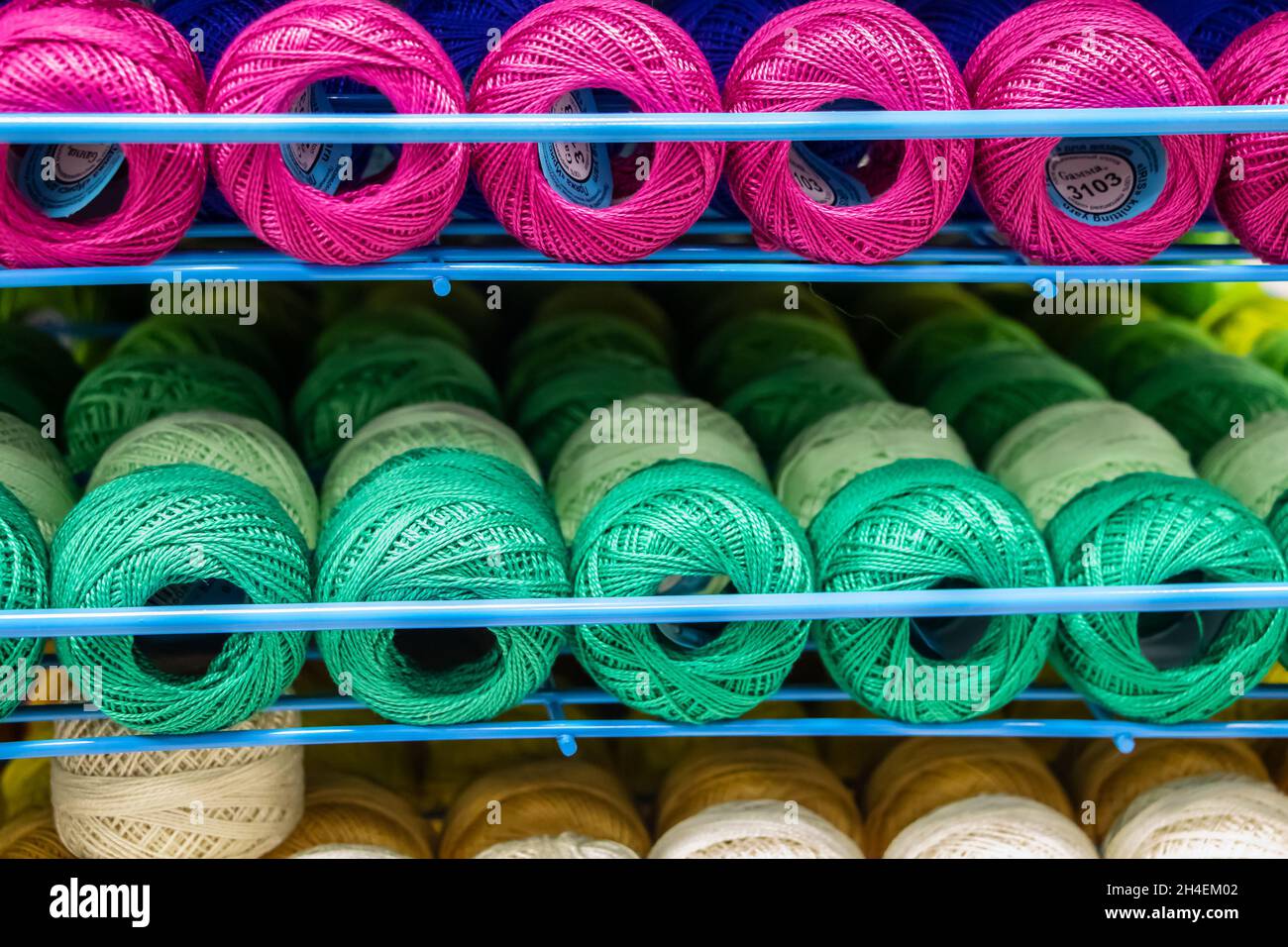Set aus mehrfarbigen Fäden zum Sticken und Stricken. Verkauf von Nähbedarf in einem Hobby-Shop. Stockfoto