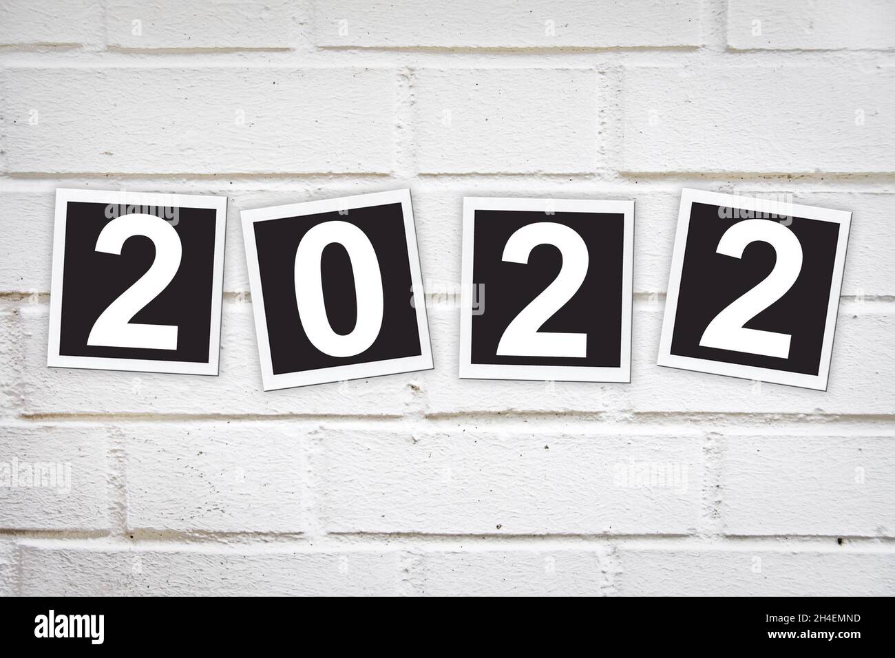 2022 in Sofortbildrahmen auf einer Ziegelwand geschrieben Stockfoto