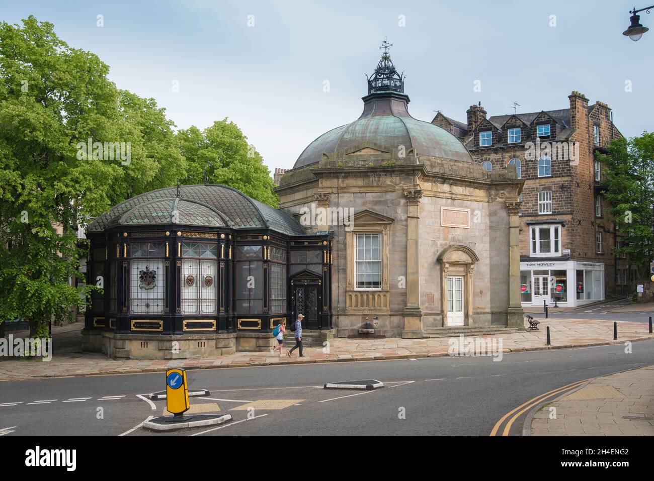 Harrogate Pump Room, Blick auf den achteckigen Royal Pump Room (1842) und das Eisen- und Glasmuseum (1913), Harrogate, North Yorkshire, England Stockfoto