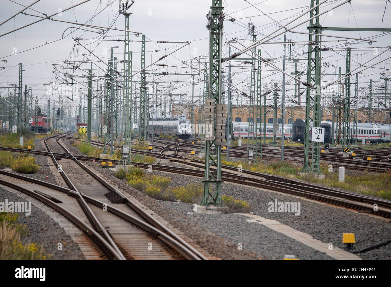 Leipzig, Deutschland. September 2021. Ein Zug fährt am Leipziger Hauptbahnhof an. Quelle: Christophe Gateau/dpa/Alamy Live News Stockfoto