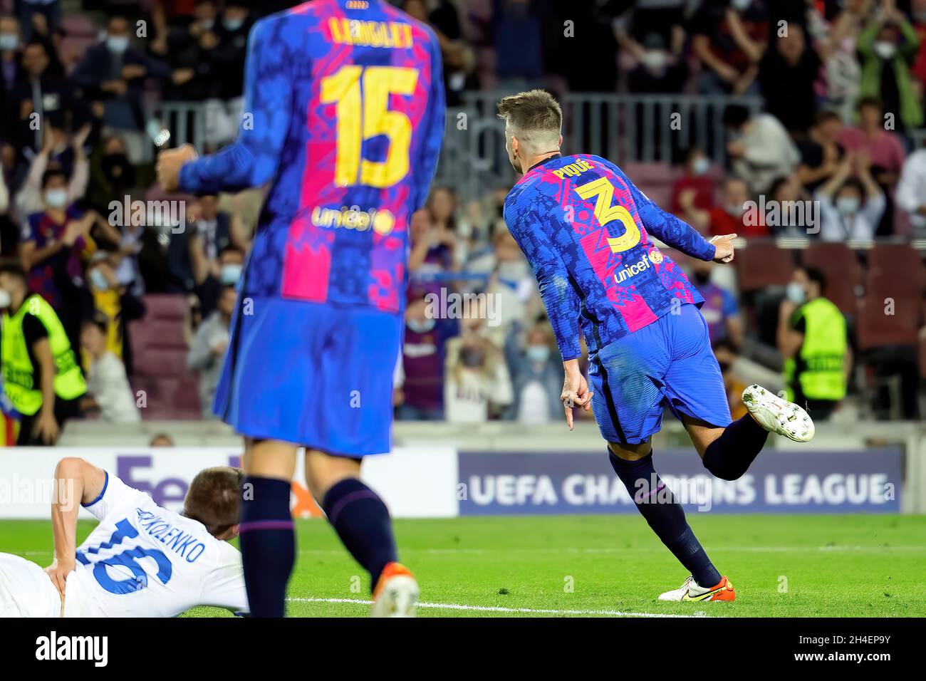 BARCELONA - OCT 20: Barcelona-Spieler feiern, nachdem sie beim UEFA Champions League-Spiel zwischen dem FC Barcelona und dem FC Dynamo Kiew ein Tor erzielt haben Stockfoto