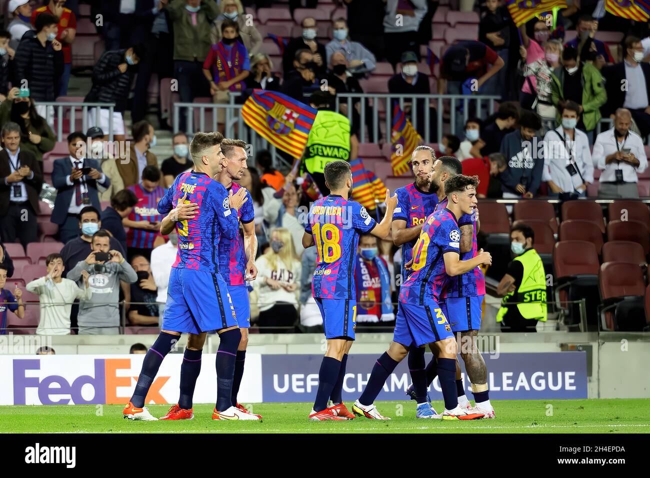 BARCELONA - OCT 20: Barcelona-Spieler feiern, nachdem sie beim UEFA Champions League-Spiel zwischen dem FC Barcelona und dem FC Dynamo Kiew ein Tor erzielt haben Stockfoto