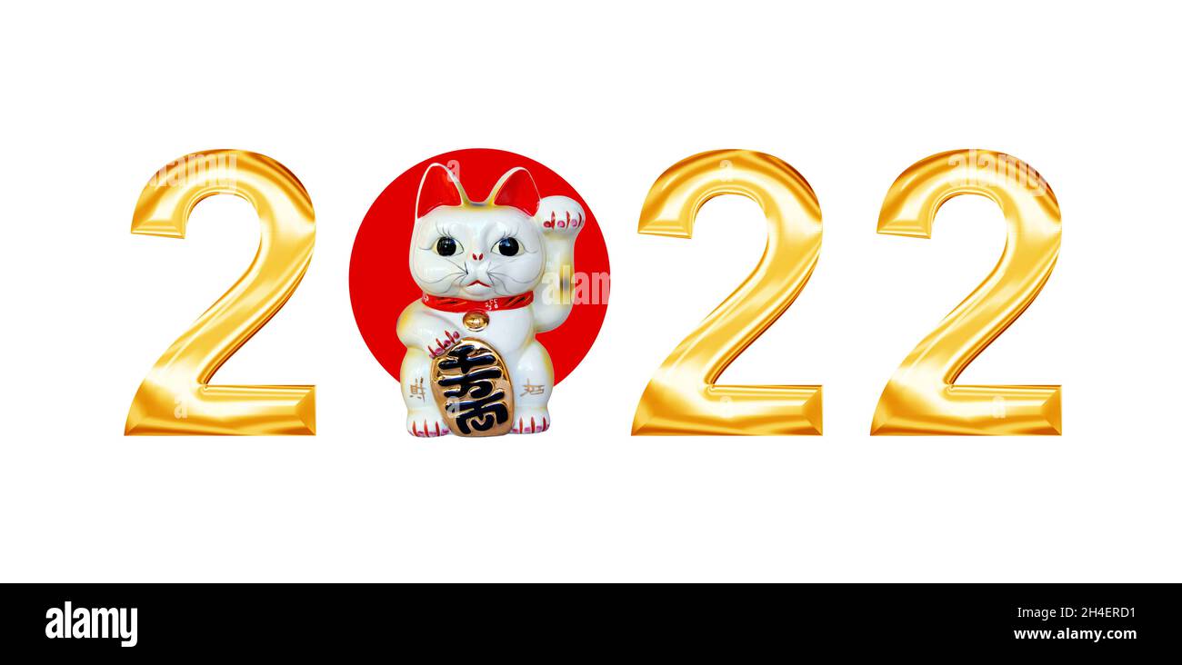 Goldene Metallbuchstaben 2022 mit japanischem Maneki neko (Glückskatze) isoliert auf weißem Hintergrund, Neujahr-Grußkarte Stockfoto