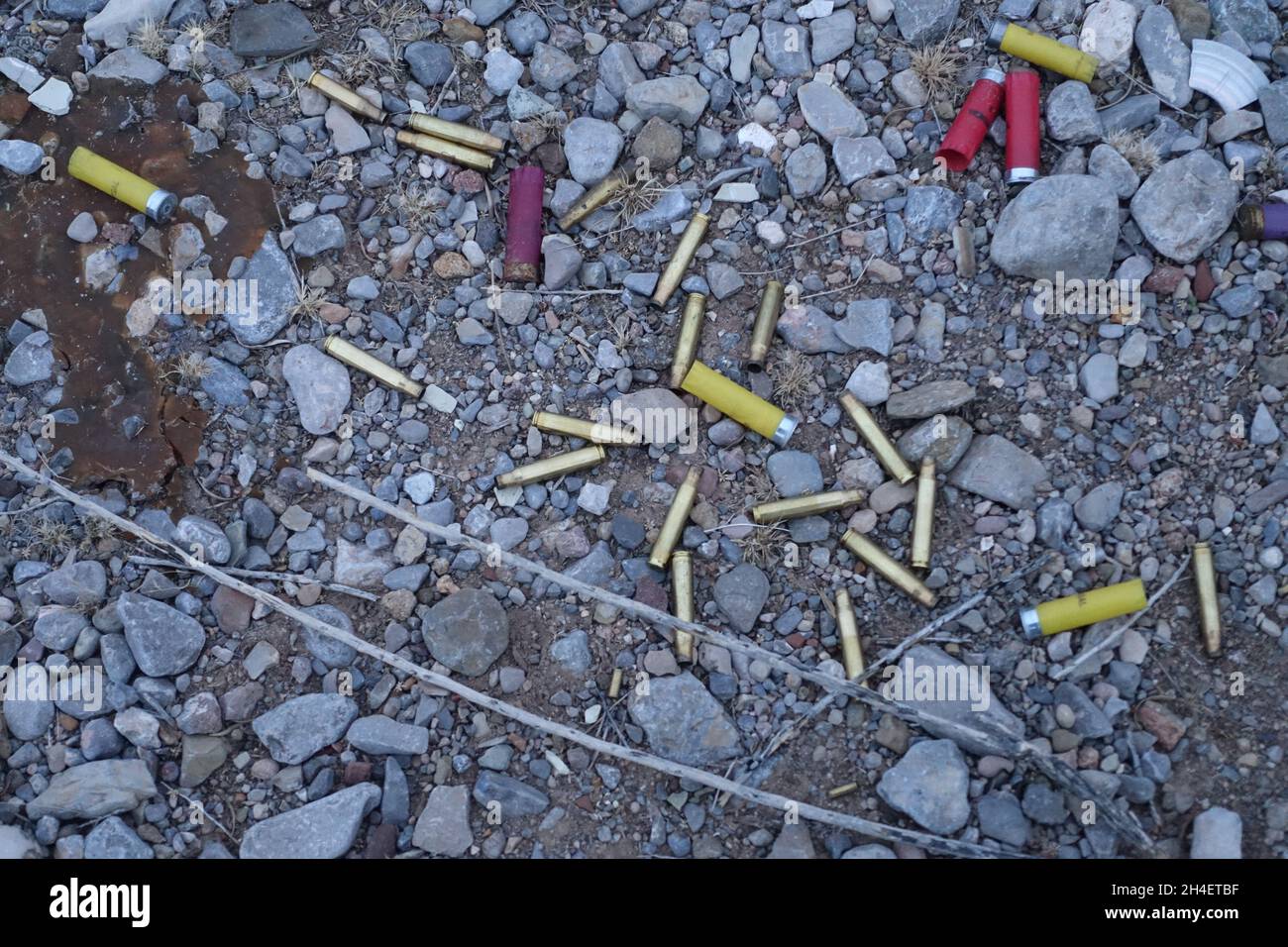 Impromptu Pistolenreihen bringen Müll Stockfoto