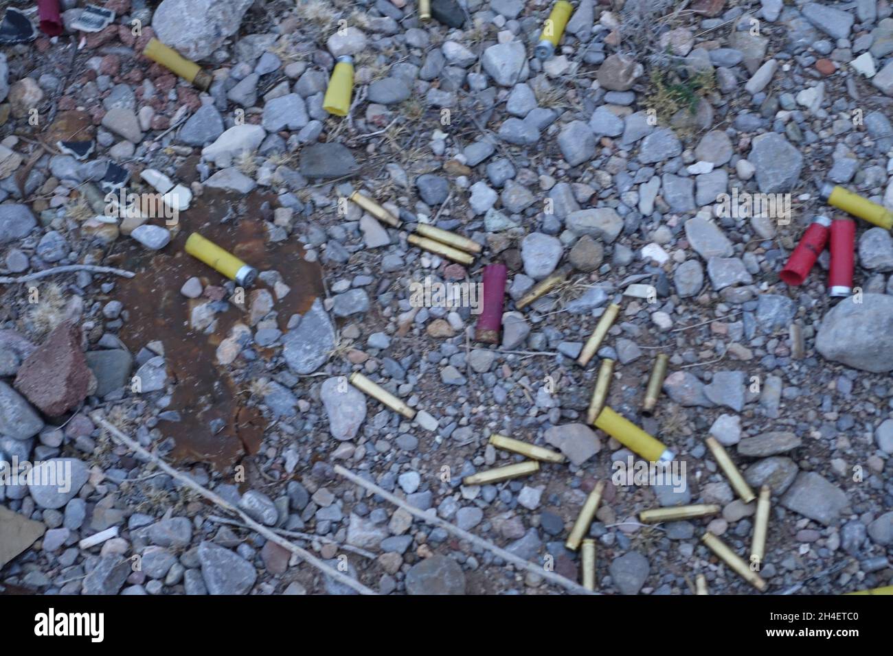 Impromptu Pistolenreihen bringen Müll Stockfoto