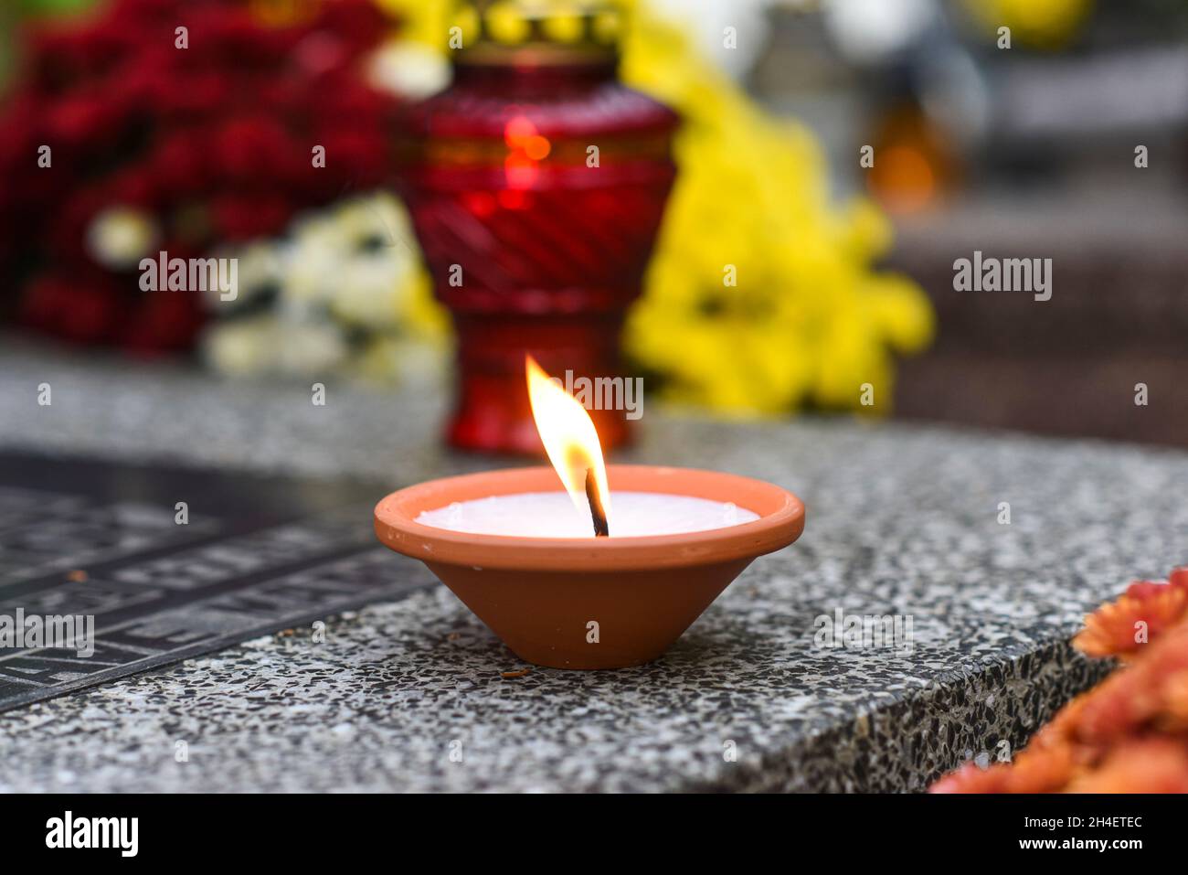 Kerzen auf dem Friedhof zum Allerheiligen-Tag in Polen. Stockfoto
