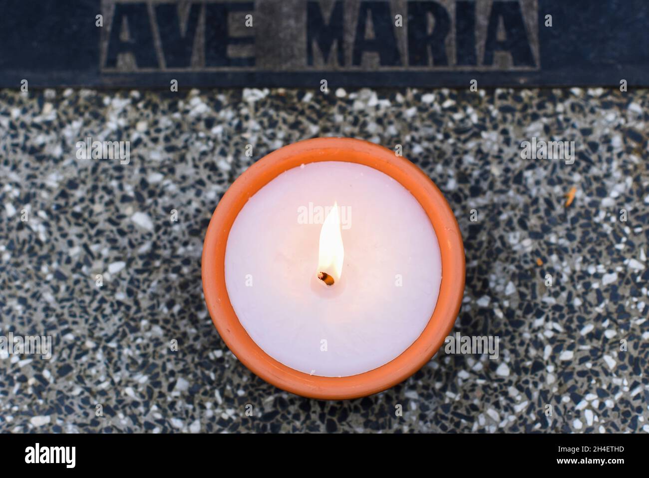Kerzen auf dem Friedhof zum Allerheiligen-Tag in Polen. Stockfoto