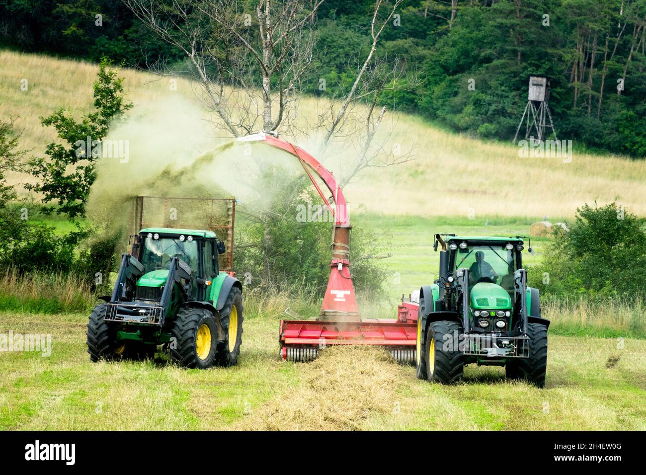 Heuernte, zwei Traktoren Ernte Heu Landmaschinen Landmaschinen Stockfoto