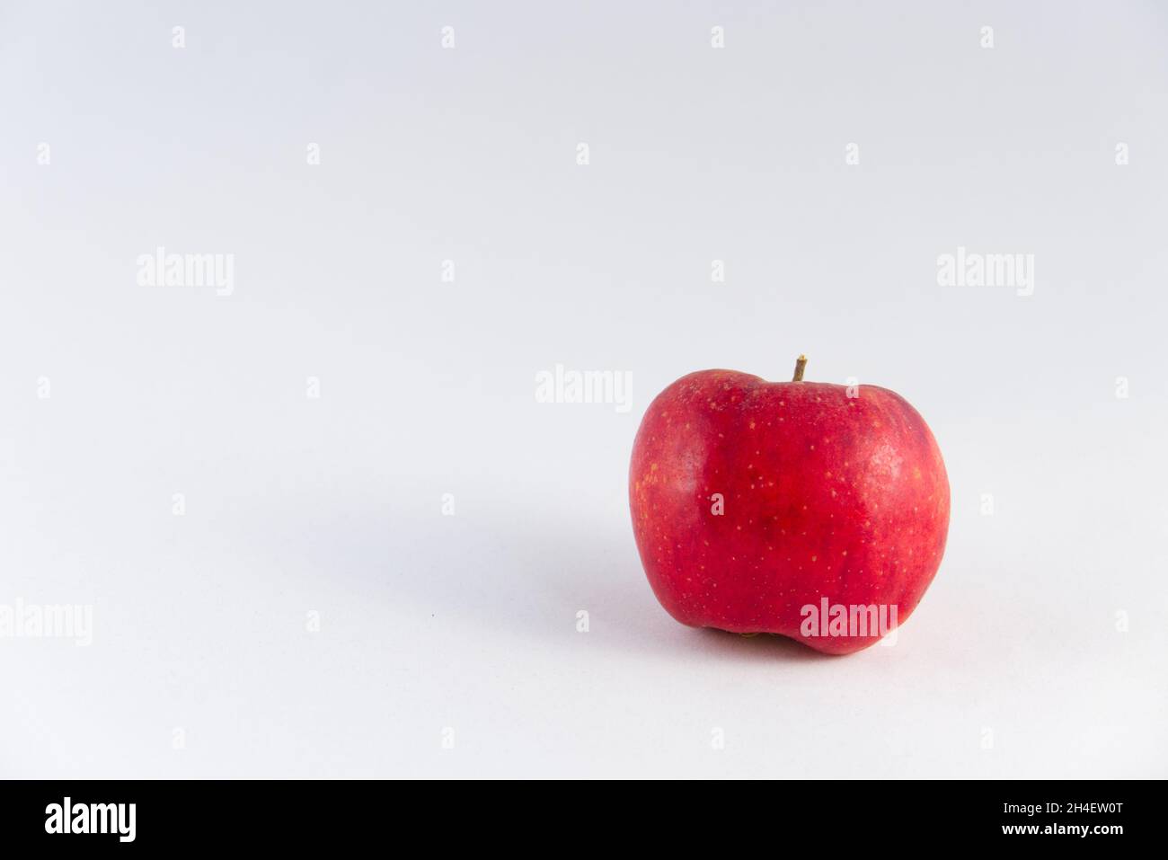 Ein frischer roter Apfel (Sorte: Elstar), isoliert vor weißem Hintergrund, mit Kopierraum links Stockfoto