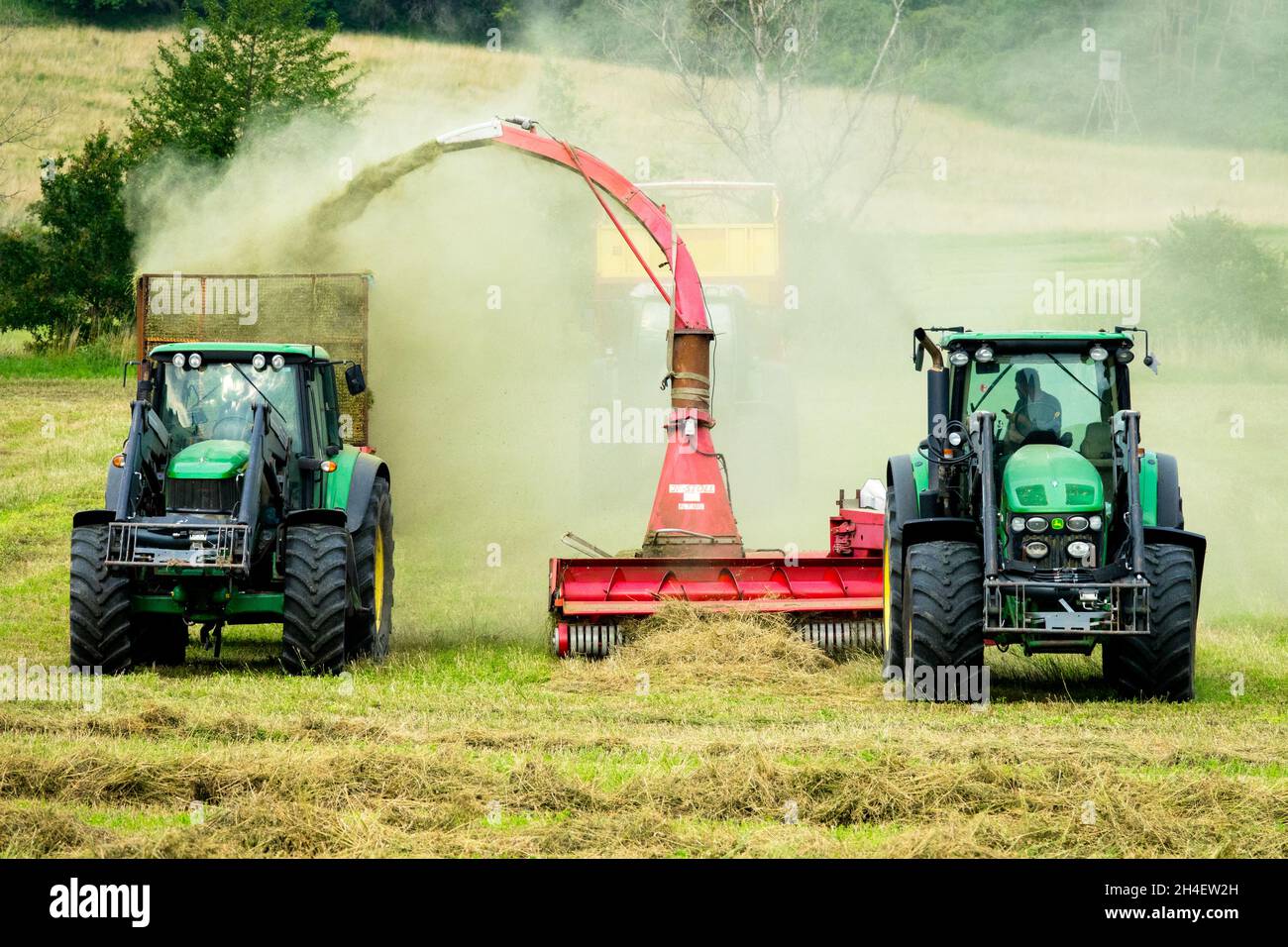 Heuernte Traktoren John Deere Tschechische Republik Landmaschinen Stockfoto