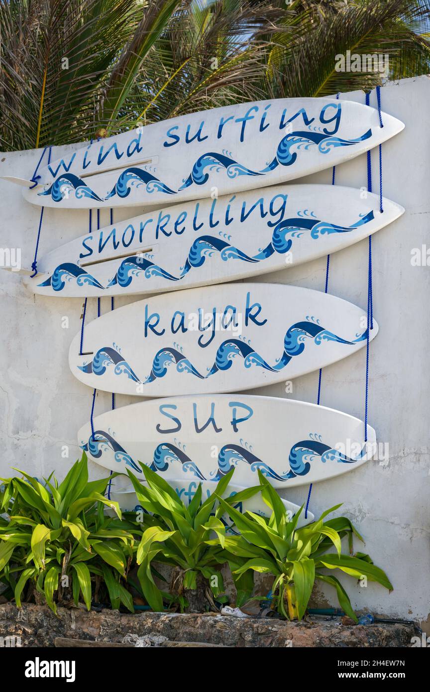 Dekorative Surfbretter mit verschiedenen Arten von Wassersport auf jeder geschrieben, Diani, Kenia Stockfoto