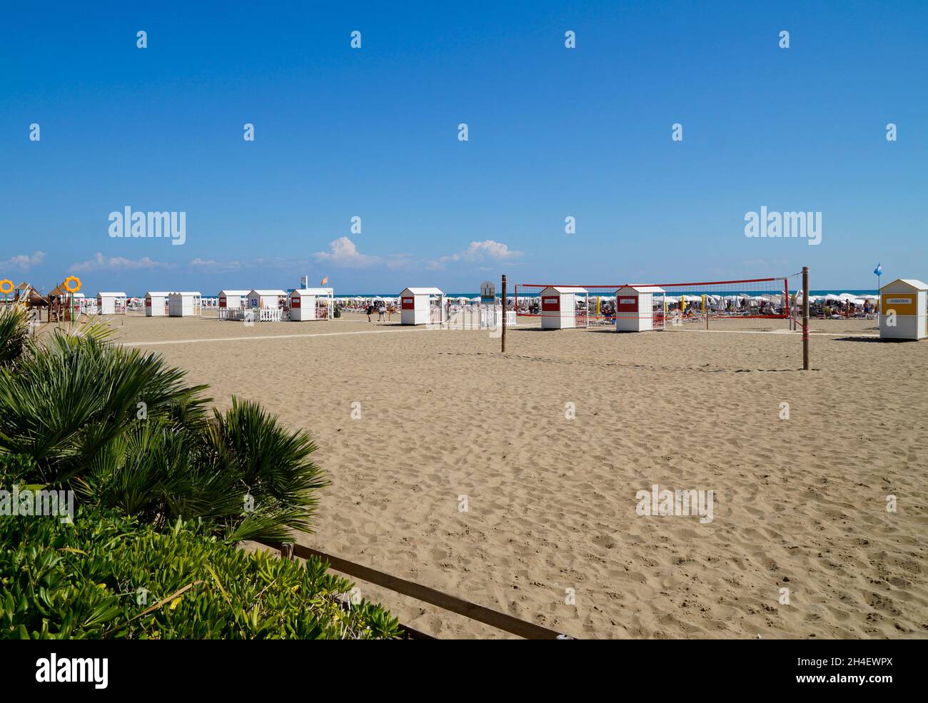 Ein sonniger Strand in der mediterranen Stadt Caorle an der Adria, Norditalien Stockfoto