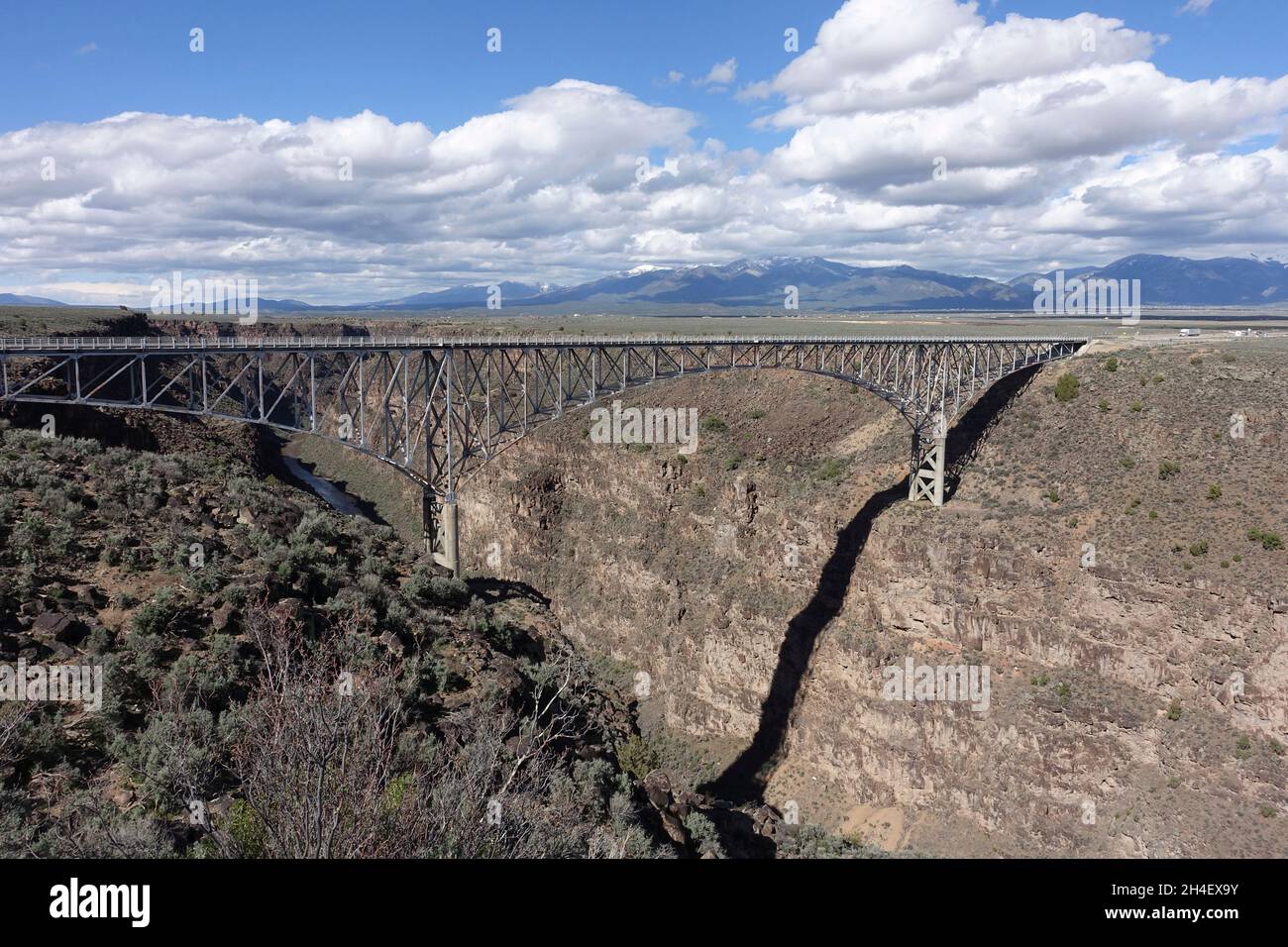 Die majestätische Rio Grande Gorge Bridge in der Nähe von Taos, New Mexico, erstreckt sich etwa 600 Meter über dem Rio Grande River und ist damit einer der höchsten Stockfoto