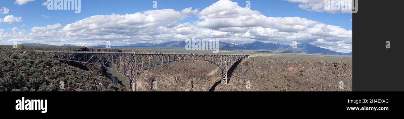 Die majestätische Rio Grande Gorge Bridge in der Nähe von Taos, New Mexico, erstreckt sich etwa 600 Meter über dem Rio Grande River und ist damit einer der höchsten Stockfoto