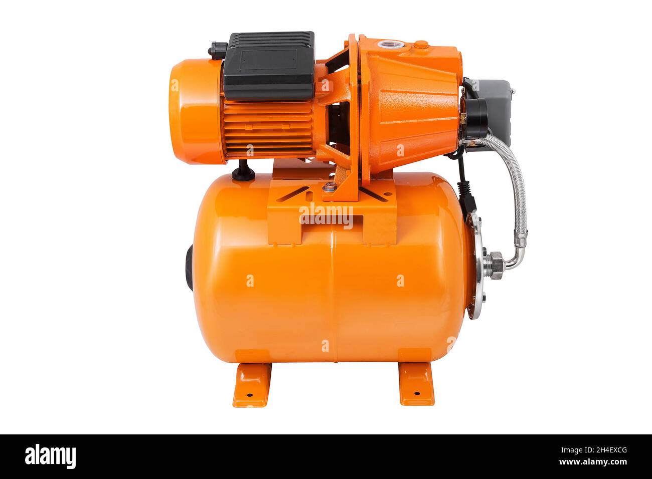 Orange moderne Wasserpumpenstation für zu Hause isoliert auf weißem Hintergrund. Die Pumpstation ist orange. Stockfoto