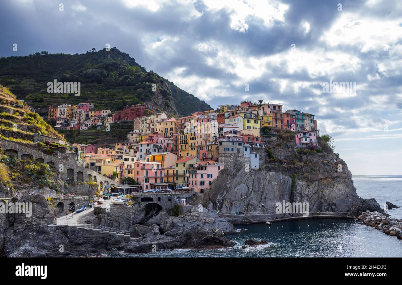 Riomaggiore, Italien - 3. Oktober 2021: Riomaggiore farbenfrohes Fischerdorf, Seestücke in fünf Ländern, Nationalpark Cinque Terre, Ligurien, Italien Stockfoto
