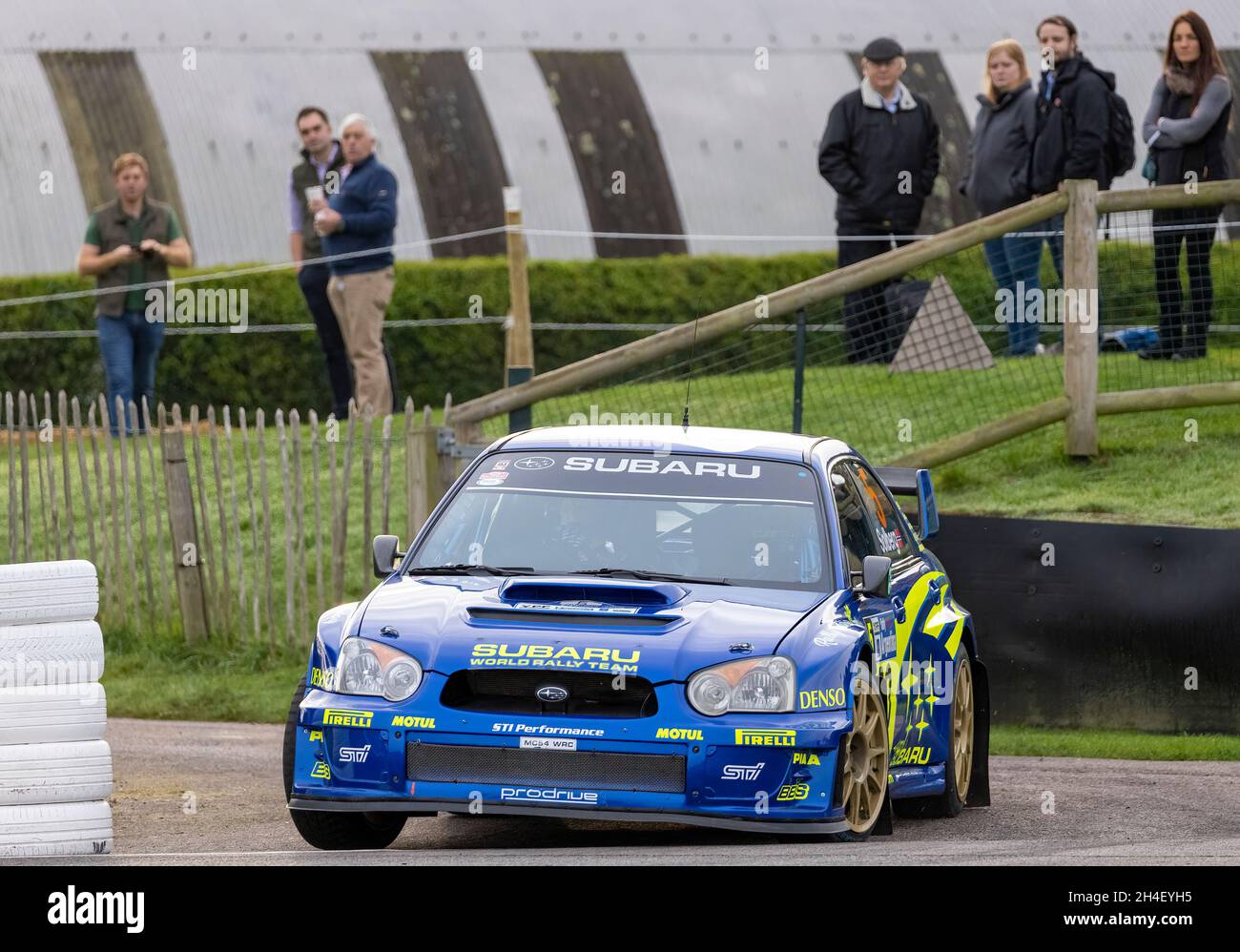 Subaru Impreza S11 WRC 05 mit Fahrer will Nicholls während der Super Special Stage beim Goodwood 78th Members Meeting, Sussex, Großbritannien. Stockfoto