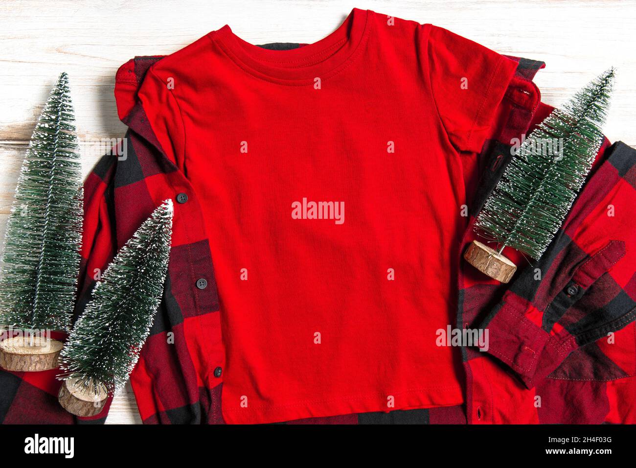 Rotes T-Shirt-Modell mit Weihnachtsbaumschmuck Stockfoto