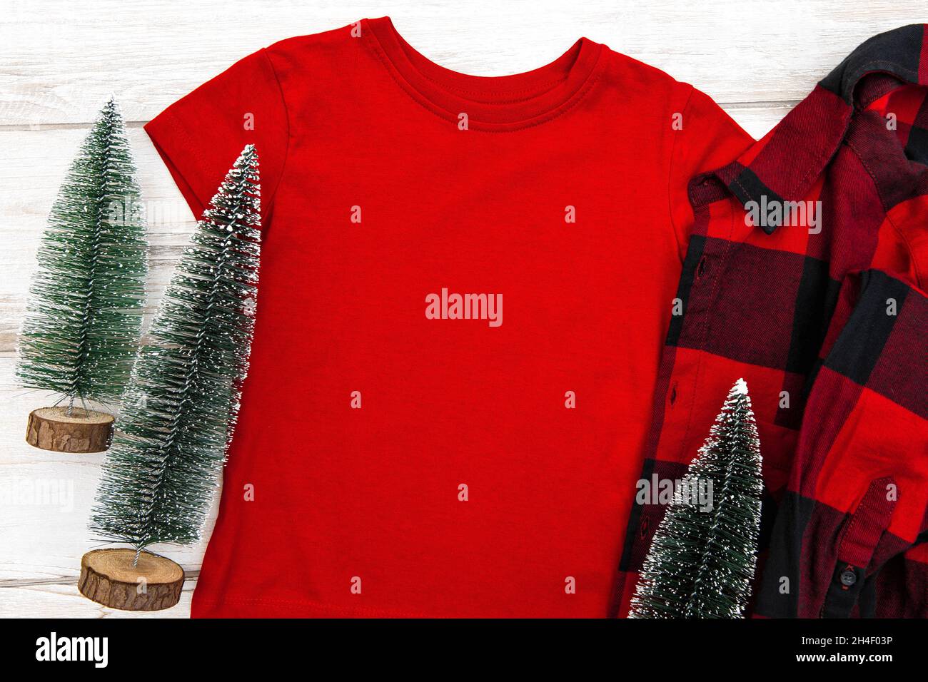 Rotes T-Shirt im Nachbau mit Weihnachtsbaumschmuck Stockfoto