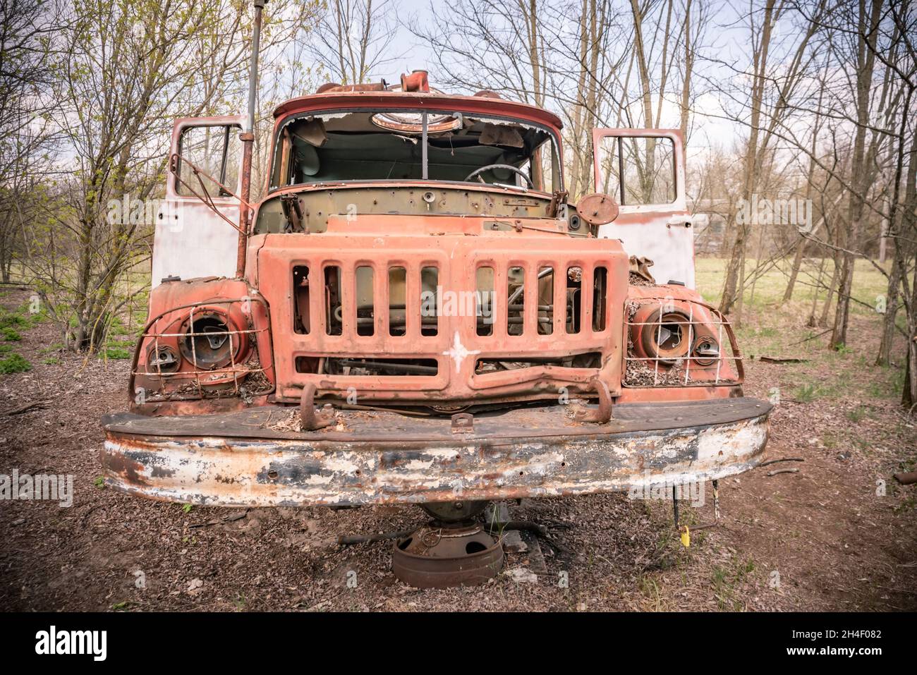 Der alte rostige sowjetische Feuerwehrwagen wurde in der Tschernobyl-Sperrzone verlassen Stockfoto