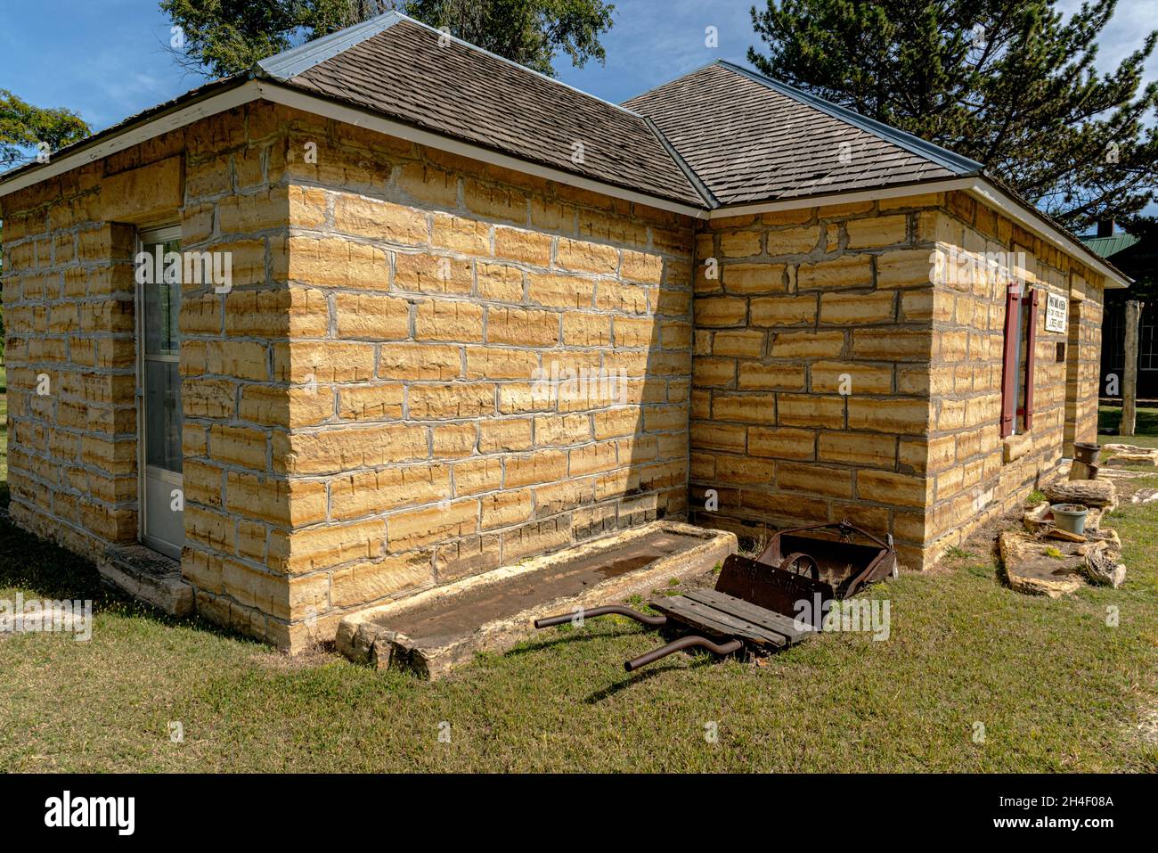The Post Rock Museum Rush County Historical Society, ein Gebäude aus Post Rock, einem Kalksteinfelsen, der für den Bau von Zäunen und Gebäuden in Kansas verwendet wird. Stockfoto
