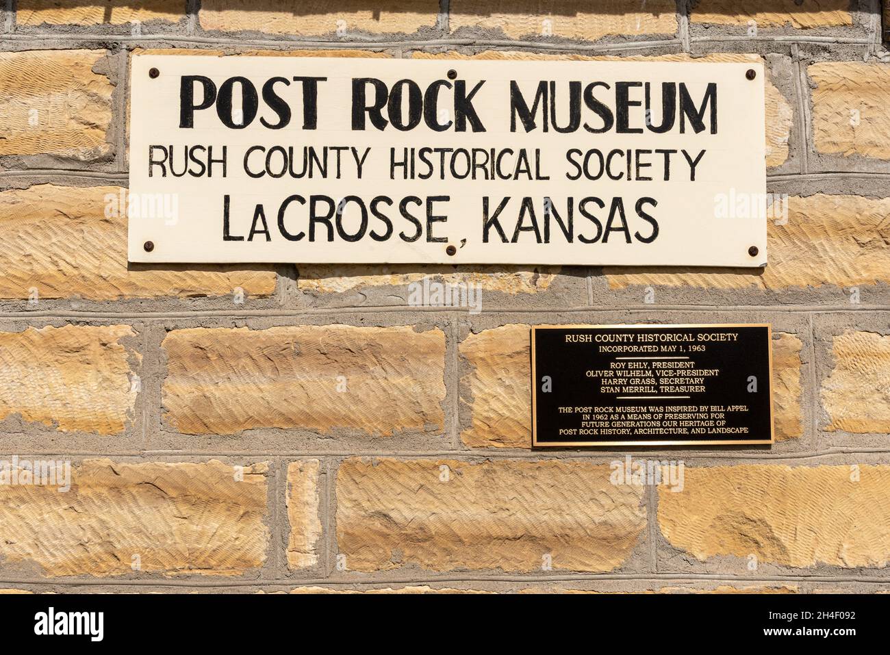 Nahaufnahme eines Schildes für das Post Rock Museum Rush County Historical Society an der Seite eines Gebäudes aus Post Rock. Stockfoto