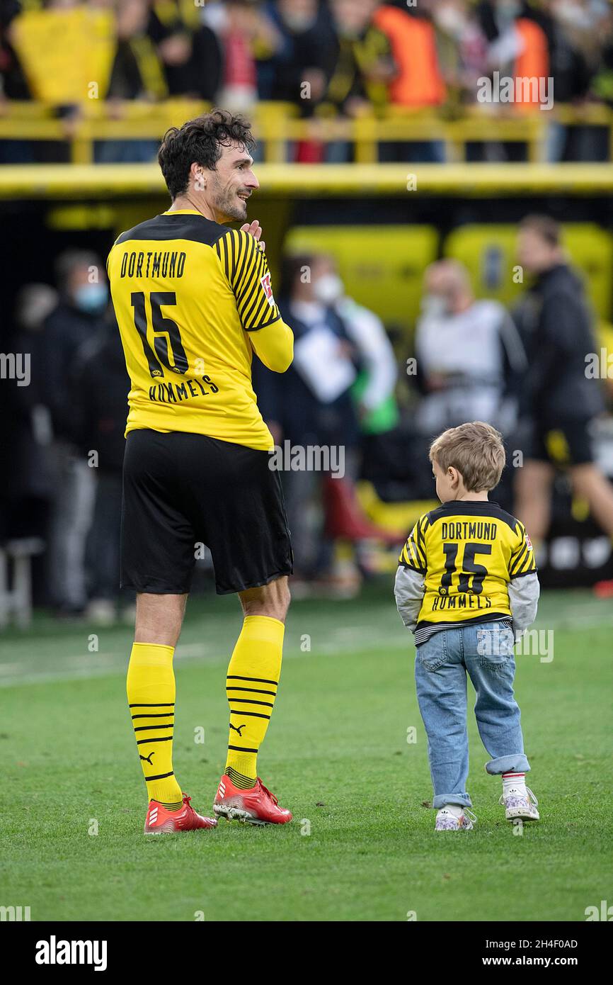 Nach der letzten Pfeife ging Mats HUMMELS (DO) mit einem kleinen Hummels  über den Platz; Kind; Vater und Sohn; Fußball 1. Bundesliga, 10. Spieltag,  Borussia Dortmund (DO) - FC Köln (K) 2:
