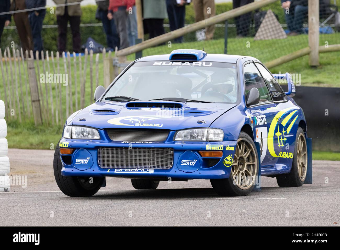 Subaru Impreza WRC S6 mit Fahrer Roger Duckworth während der Super Special Stage beim Goodwood 78th Members Meeting, Sussex, Großbritannien. Stockfoto