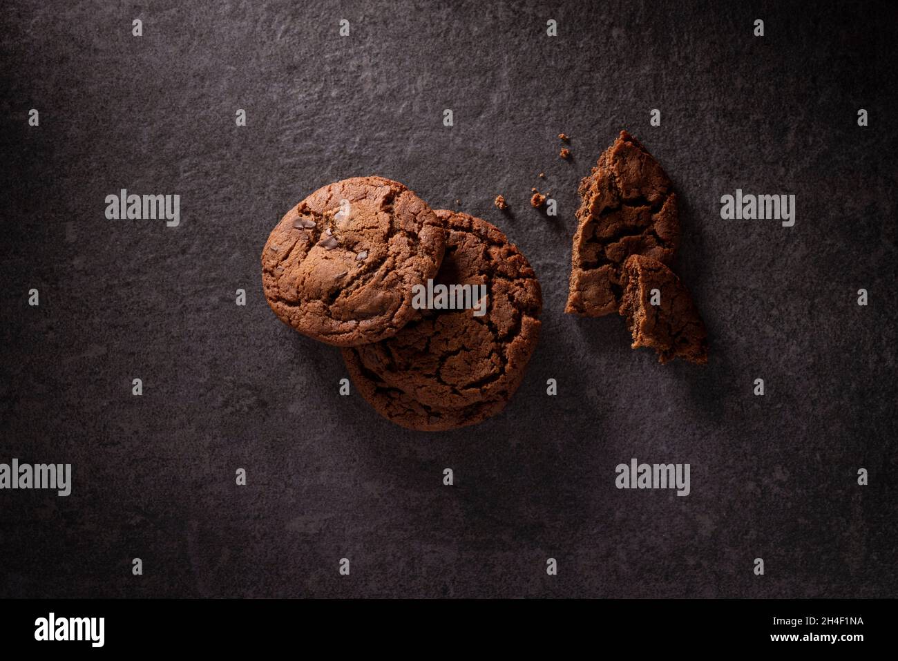 Hausgemachte Schokoladenkekse Auf Dunklem Schieferhintergrund  Stockfotografie - Alamy