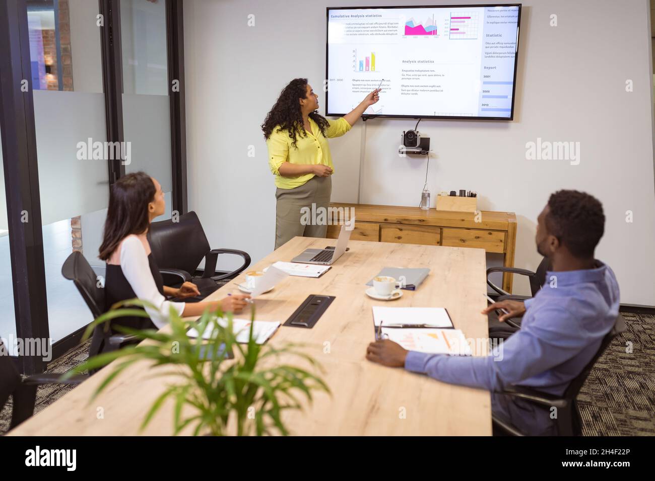 Konzentrierte, vielfältige Gruppe von Geschäftsleuten, die über die Arbeit in modernen Büros diskutieren Stockfoto