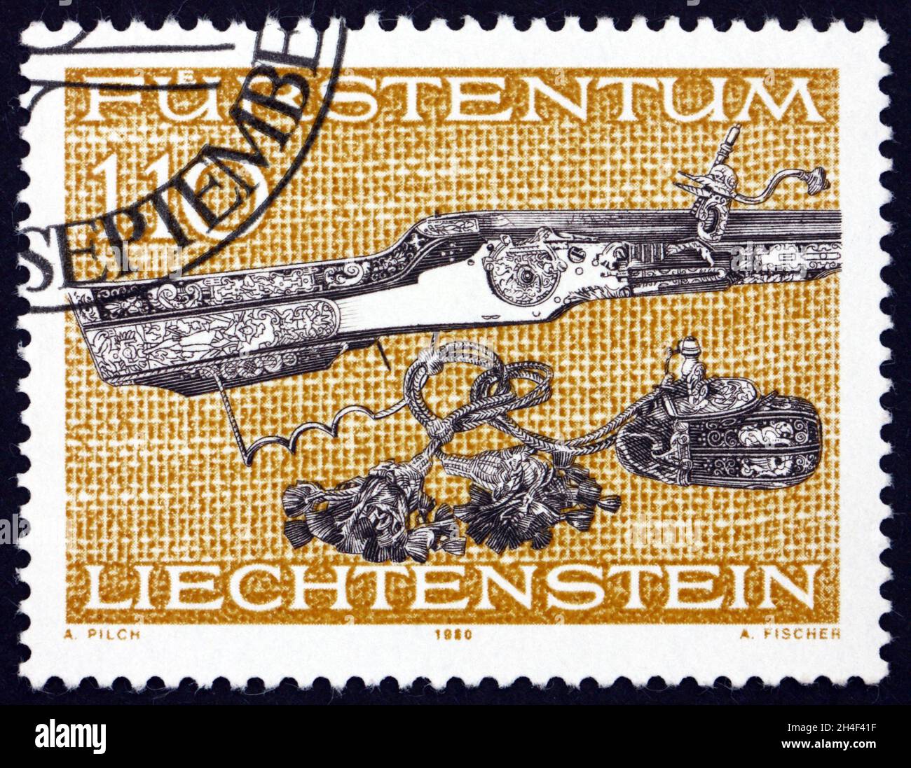 LIECHTENSTEIN - UM 1980: Eine in Liechtenstein gedruckte Briefmarke zeigt Rifle und Powderhorn, um 1980 Stockfoto
