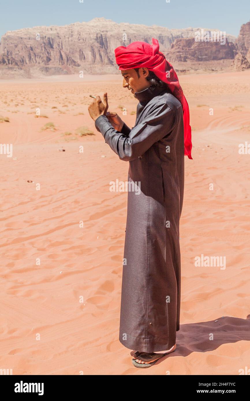 WADI RUM, JORDANIEN - 26. MÄRZ 2017: Lokale Beduinen in der Wadi Rum Wüste, Jordanien Stockfoto
