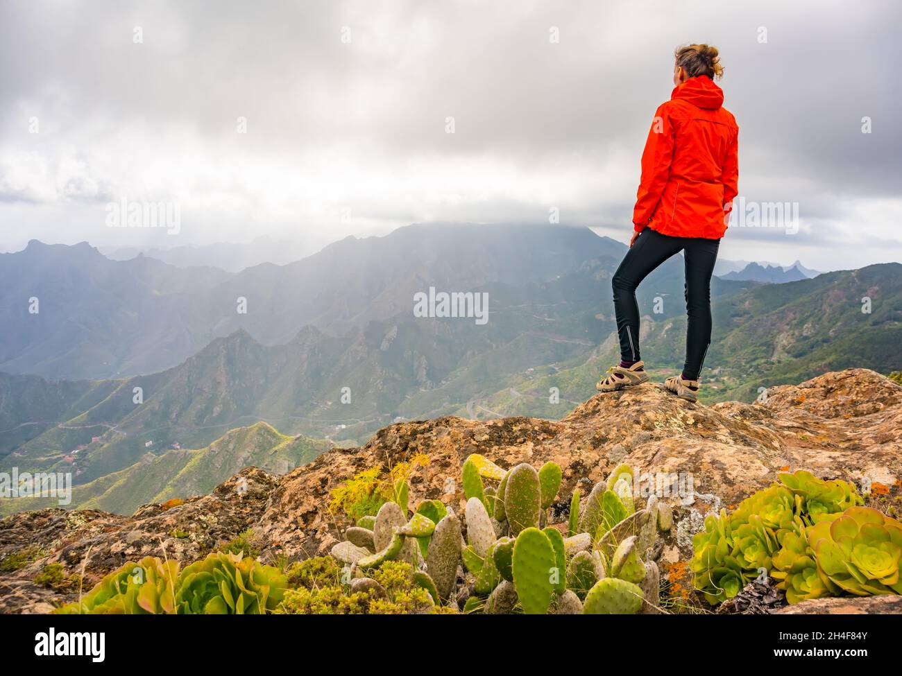 Sportliche Frau beim Wandern in den Bergen von Anaga Taganana Teneriffa, Resort auf der kanarischen Insel Stockfoto