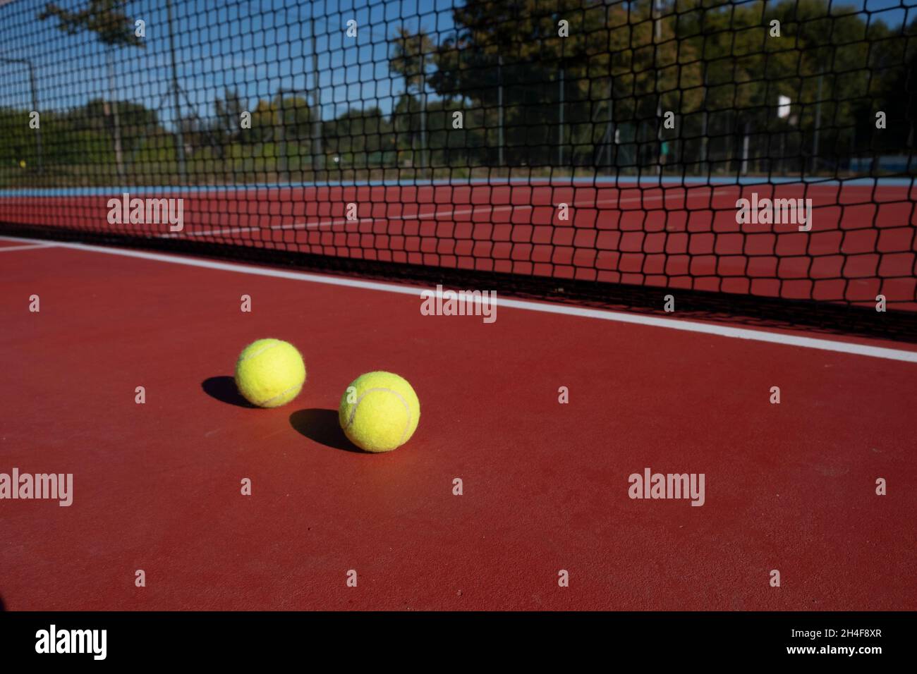 Zwei Kugeln auf einem roten Tennisplatz Stockfoto