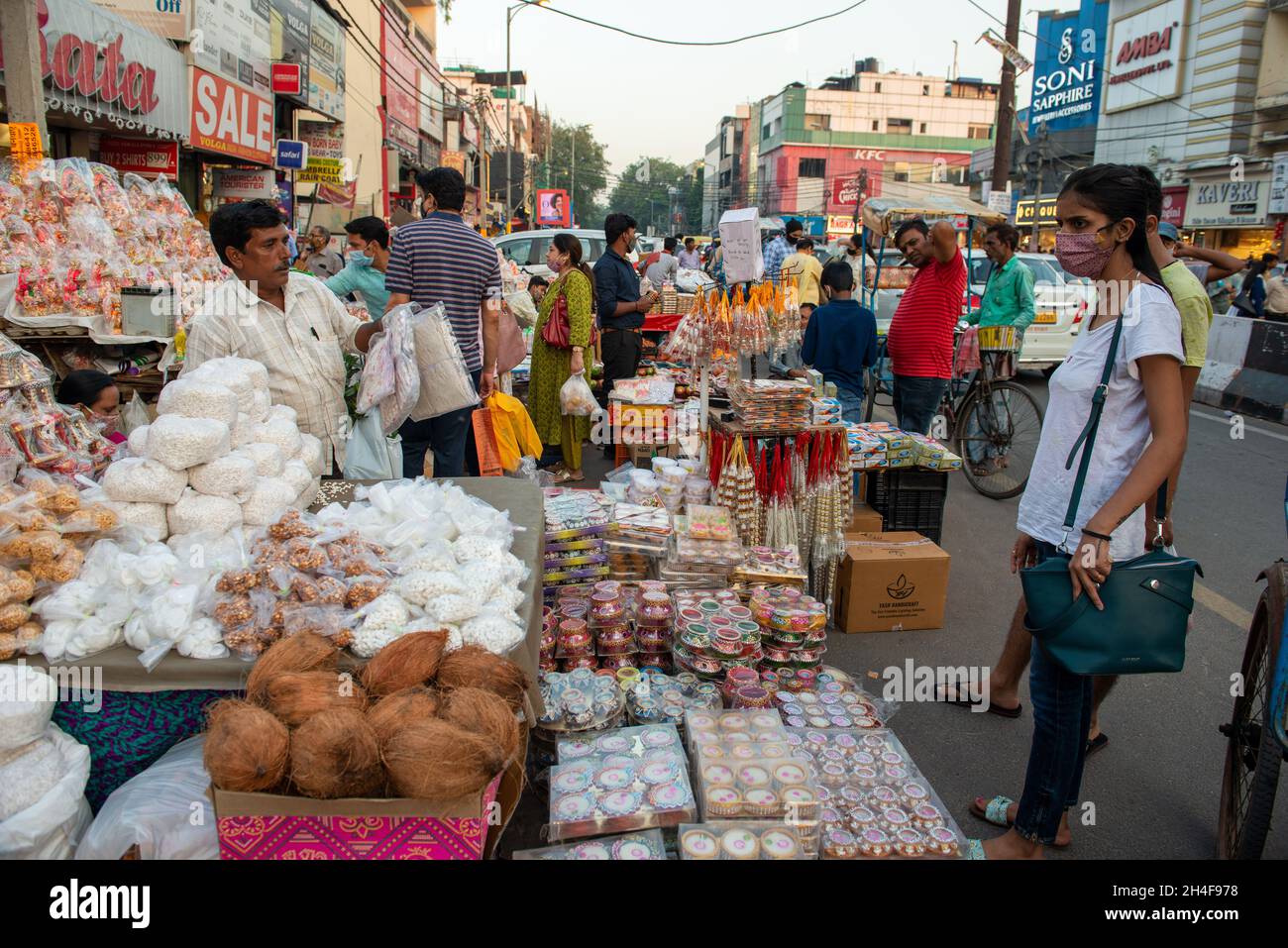New Delhi, India-Oct 31 2021: vender verkauft Götter, die für das traditionelle hinduistische diwali-Festival angeboten werden, Menschen, die vor dem Diwali-Festival einkaufen. Fast alle Stockfoto