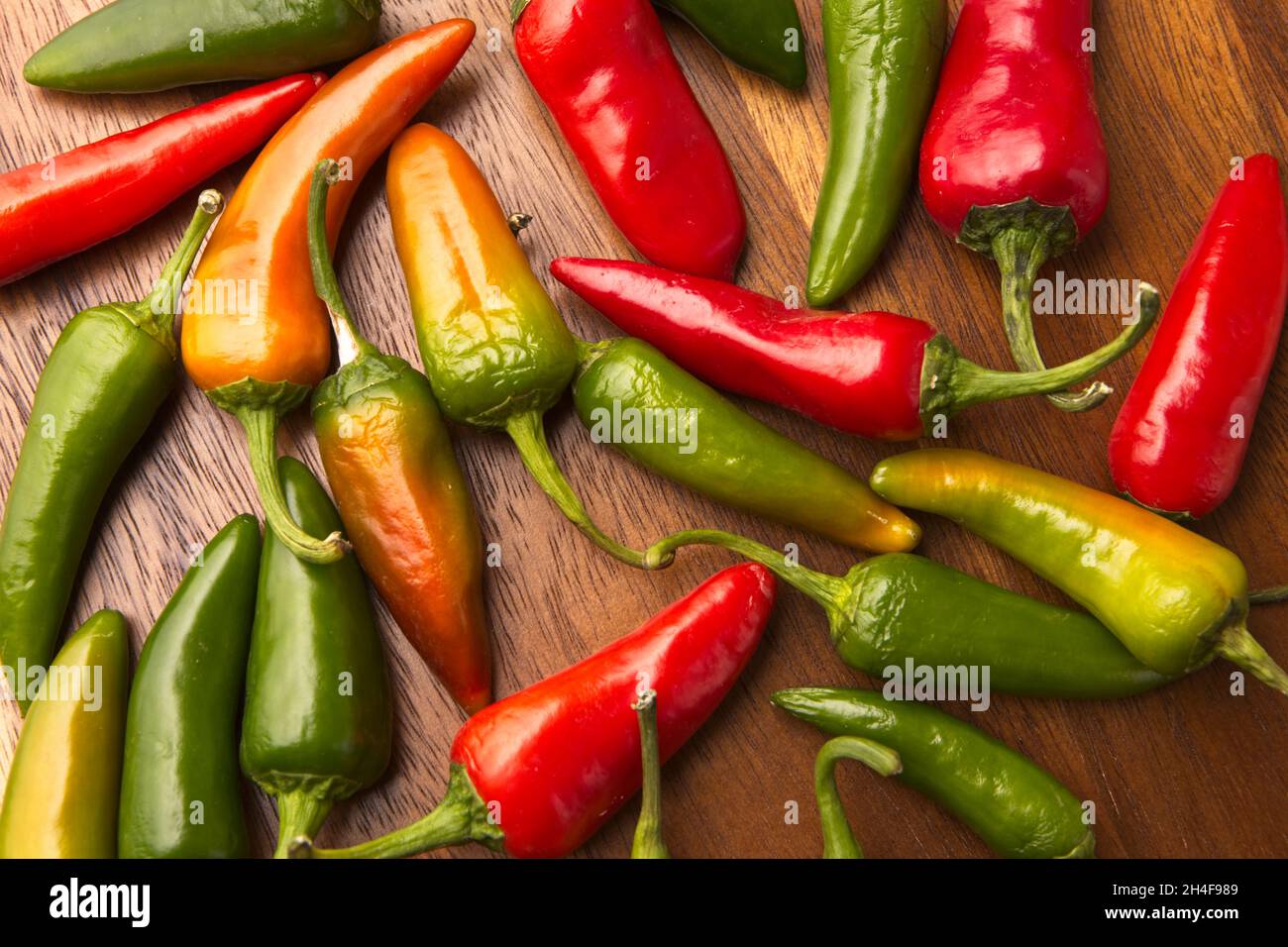 Ein Überblick über reife rote und grüne Paprika auf einem Tisch. Stockfoto