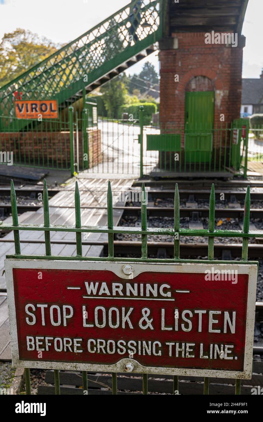 Fußgängerübergangsstelle in Medstead und Bahnhof Four Marks an der Watercress Line Mid-Hants hertitage Railway, Großbritannien Stockfoto