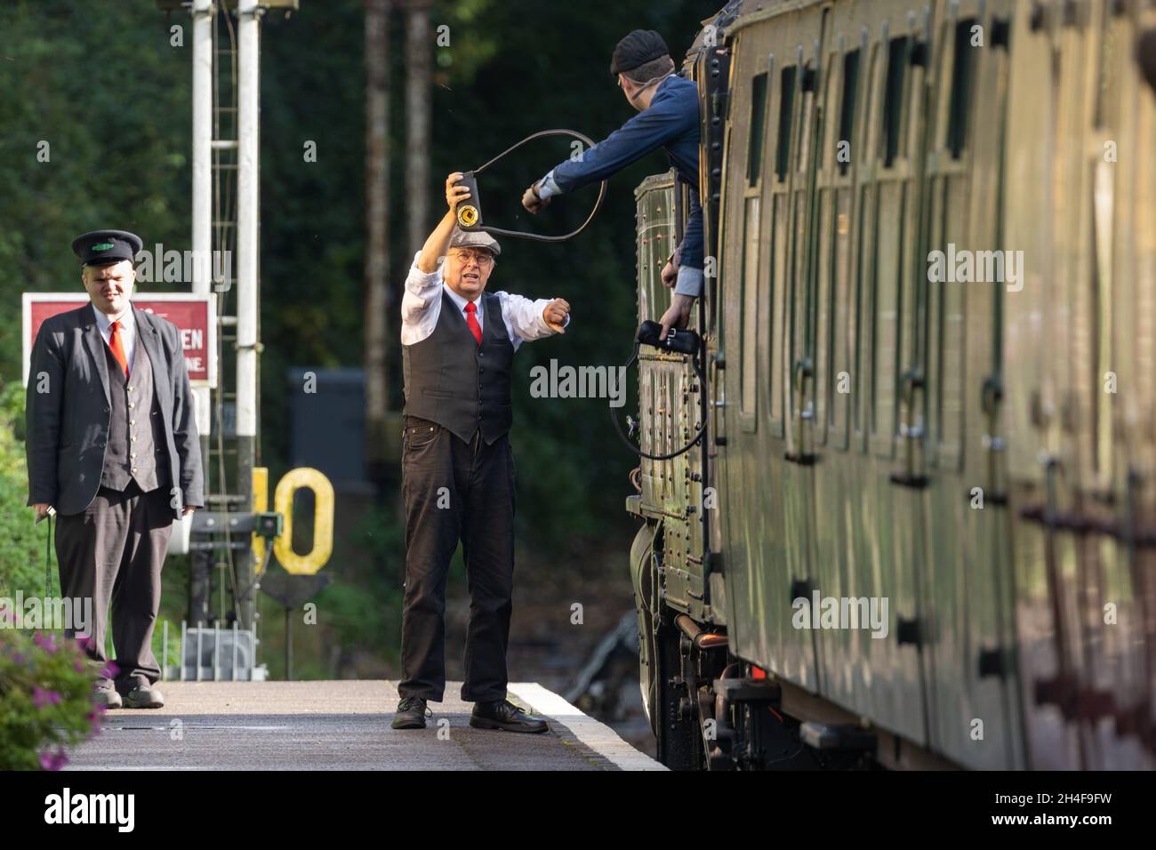Tauschmarken für sicheres Reisen auf eingleisigen Laufstrecken vor dem Verlassen von Medstead und Four Marks Station auf der Watercress Line Mid-Hants Railway, Großbritannien Stockfoto