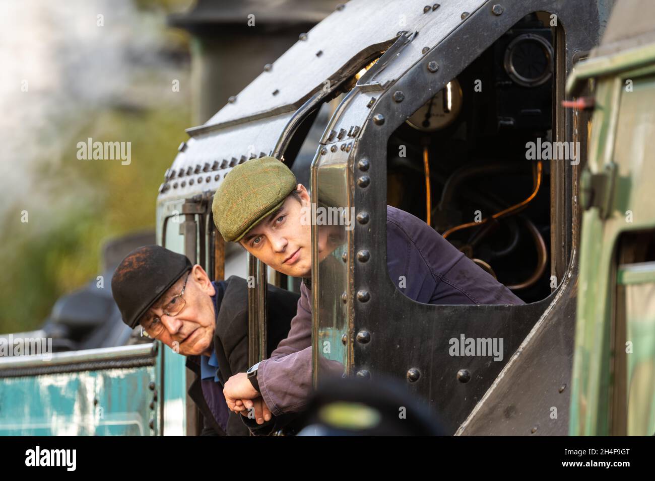 Die Fahrer des Dampfzugs fahren auf der Watercress Line Mid-Hants Railway, Alresford, Großbritannien Stockfoto