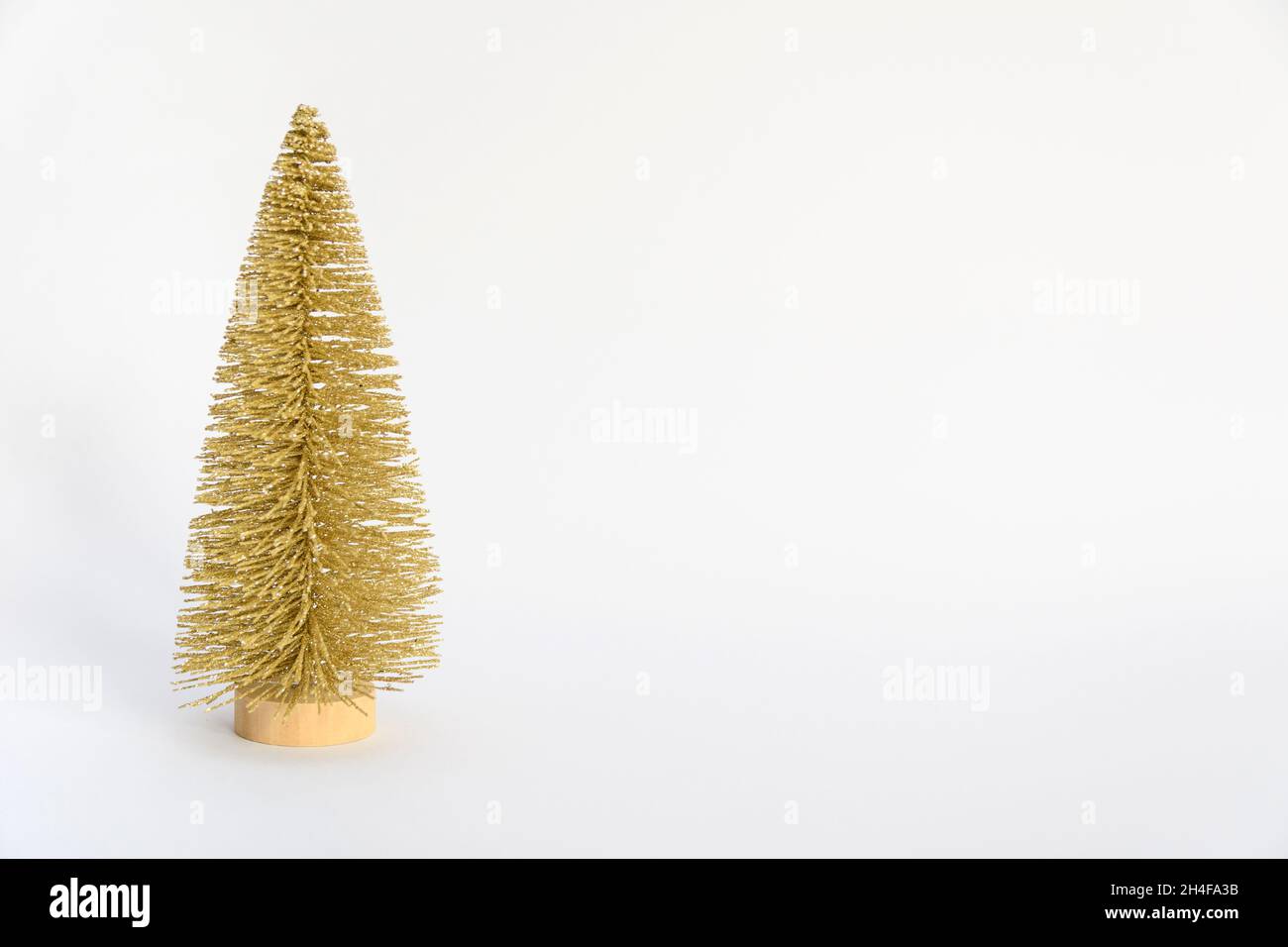 Goldener dekorativer weihnachtsbaum auf weißem Hintergrund mit Kopierfläche Stockfoto