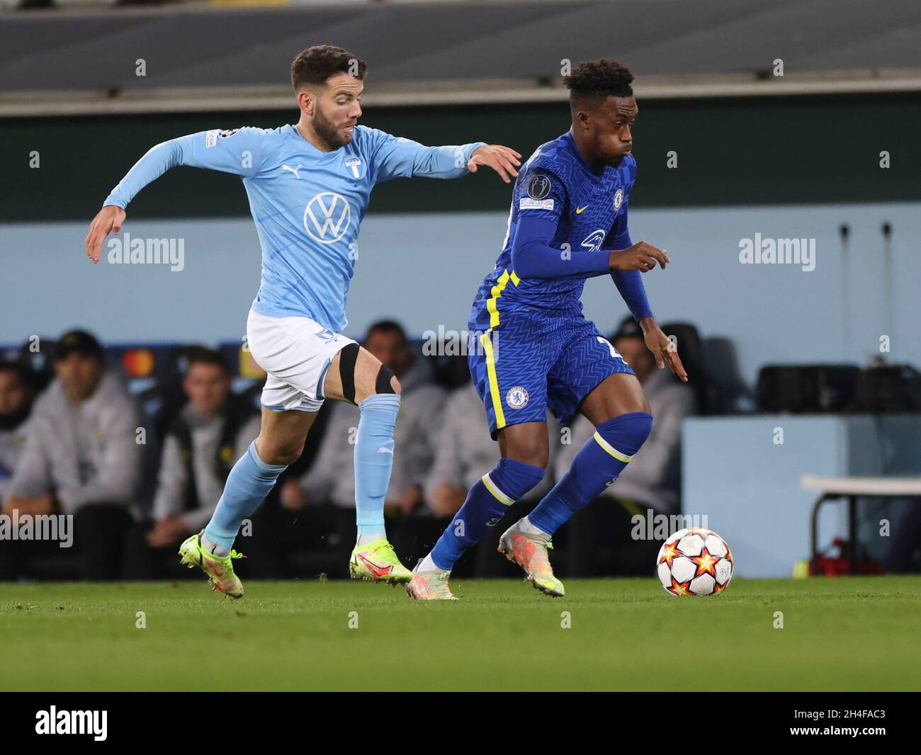 MALMÖ 20211102 MALMÖ Erdal Rakip (L) jagte Callum Hudson-Odoi während der Gruppenphase der Champions League Gruppe H zwischen MALMÖ FF und Chelsea im MALMÖ Stadion am Dienstag, 2. November 2021. Foto Andreas Hillergren / TT kod 10600 Stockfoto