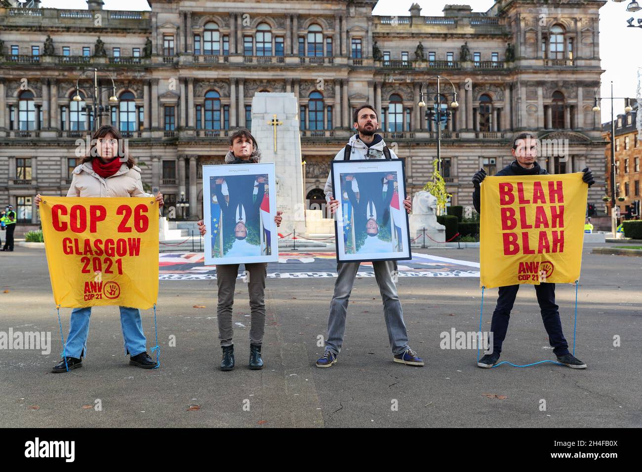 ANV 21, eine gewaltfreie französische Klimafolgengruppe, veranstaltete während der COP26-Klimakonferenz eine Demonstration auf dem George Square, Glasgow, mit der Behauptung, der französische Präsident EMMANUEL MACRON sei wegen Untätigkeit im Hinblick auf den Klimawandel schuldig. Kredit: Findlay/Alamy Live Nachrichten Stockfoto