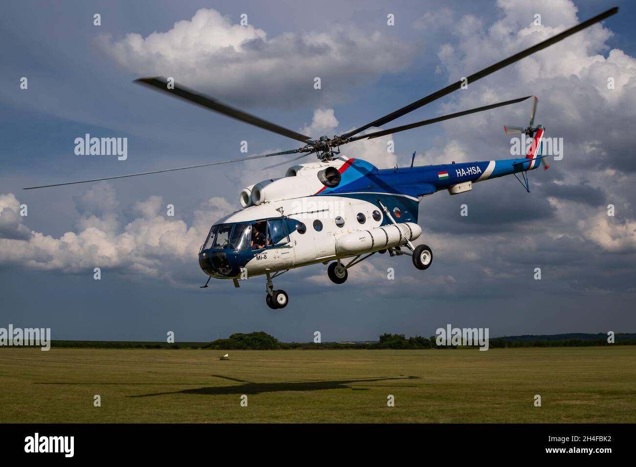 Siofok, Ungarn - 2. Juni 2018: Kommerzieller Hubschrauber auf dem Flughafen und dem Flugplatz. Rotorcraft. Allgemeine Luftfahrtindustrie. Transport von öffentlichen Versorgungsunternehmen. Ai Stockfoto